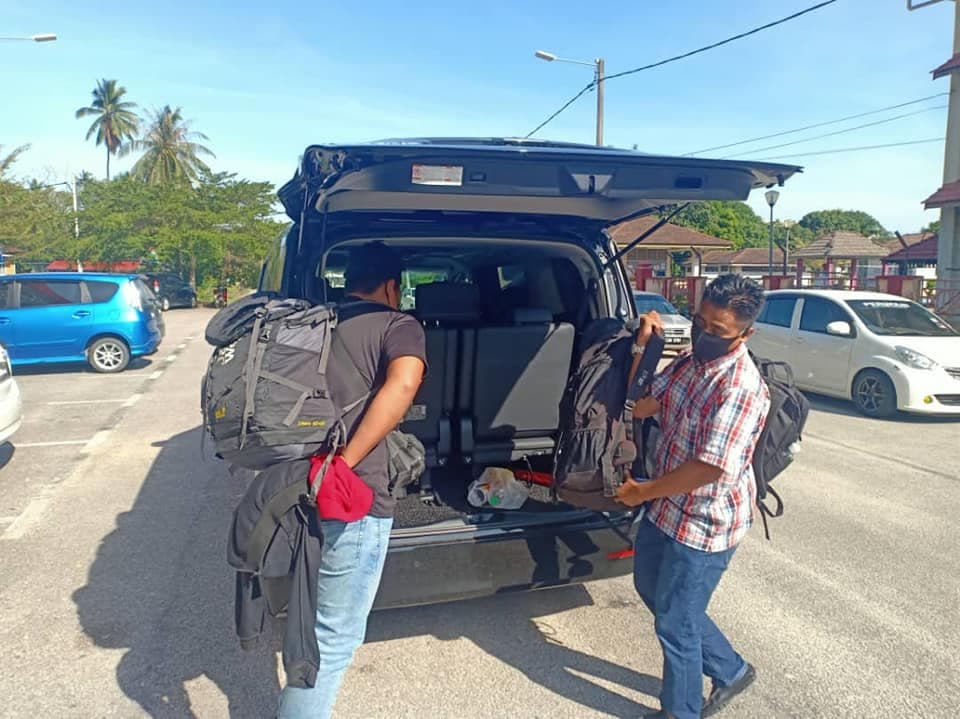 Family loading luggage into spacious Vellfire MPV